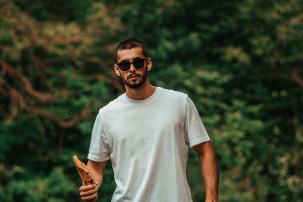 肖像快乐年轻的金发女人在一个阳光明媚的夏天在草地上跑步的股票照片图片下载