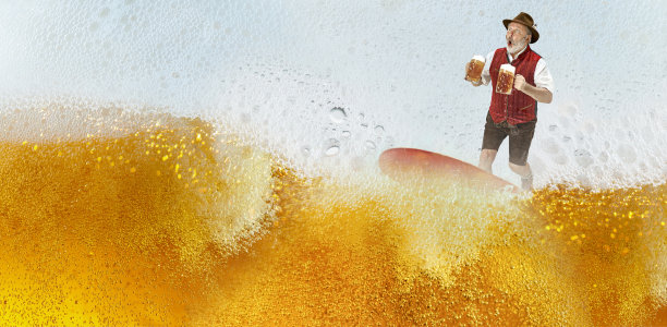 啤酒节上的男人，穿着传统的巴伐利亚服装，喝着淡啤酒图片下载