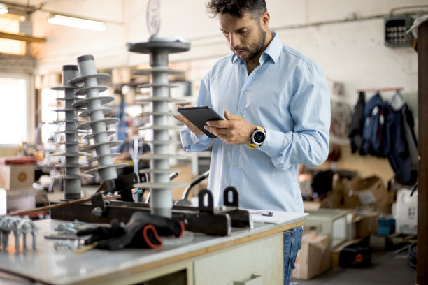 工程师在电气车间监督工作过程，库存照片图片下载