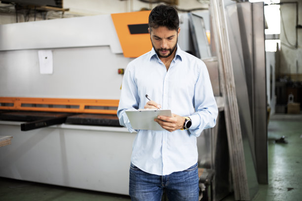 工程师在电气车间监督工作过程，库存照片图片下载