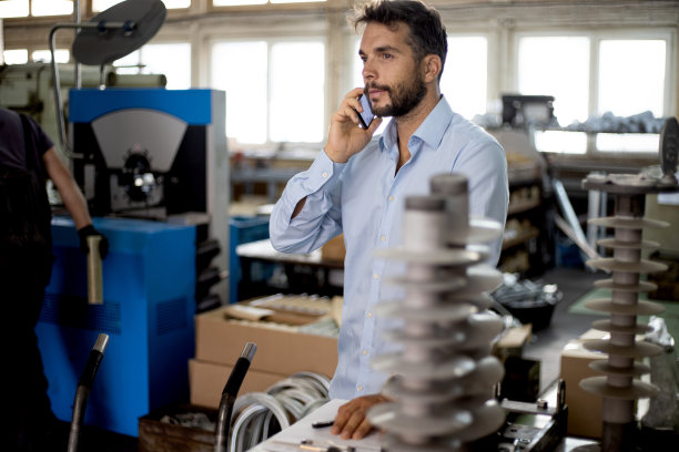 工程师在电气车间监督工作过程，库存照片图片下载