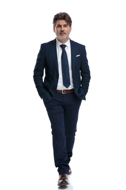 坚定的商人双手插在口袋里走路图片下载