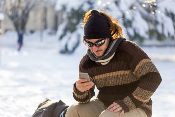 人使用智能手机图片下载