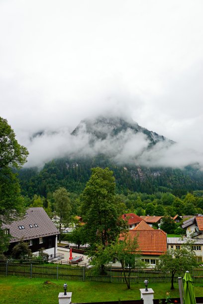 科菲尔山被浓雾笼罩着。德国巴伐利亚州奥伯拉默高。图片下载