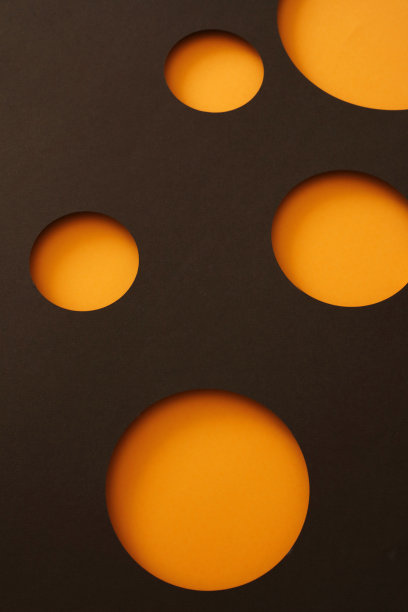 黄色圆圈漂浮在牛皮纸下图片下载