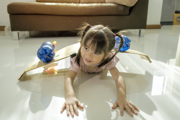 她安装了用纸、板条箱和塑料瓶做的火箭翅膀。图片下载