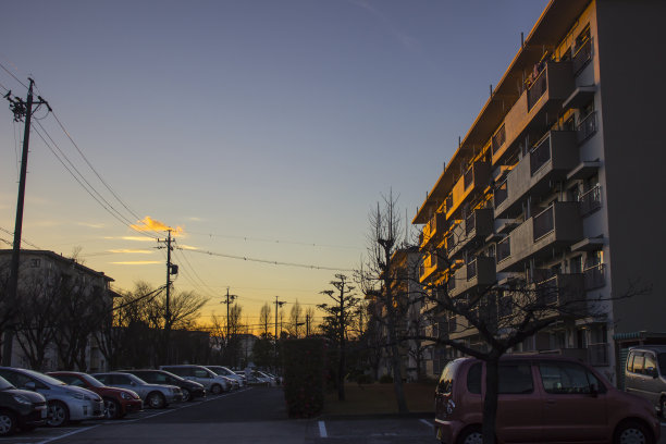 日本一栋公寓楼的夜景。图片下载