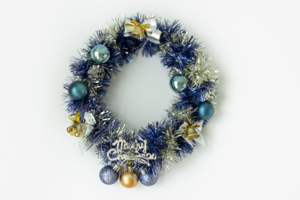 蓝色和黄色的圣诞花环的照片与装饰孤立在白色的背景图片下载