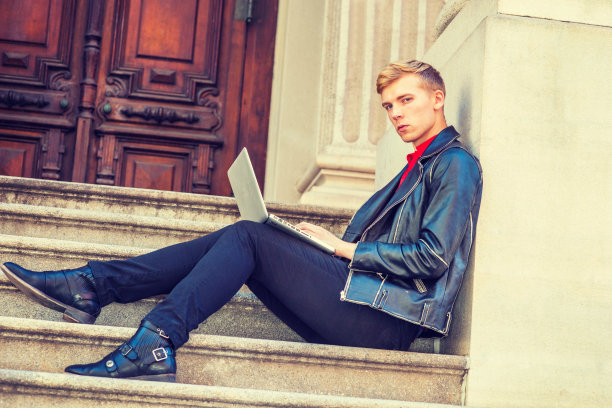 年轻的金发美国大学生在纽约学习图片下载