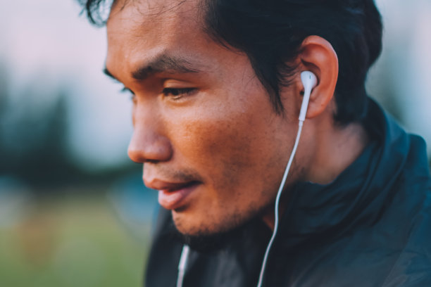 跑步者在傍晚阳光下慢跑或跑步图片下载