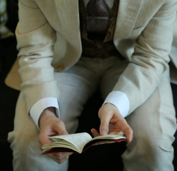 坐在沙发上看书的年轻男子图片下载