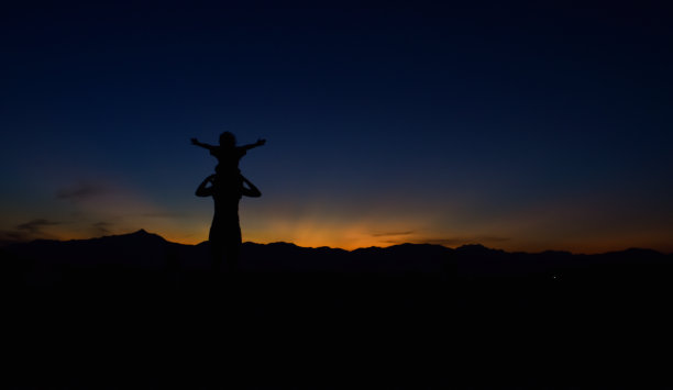 剪影，女儿骑在他父亲的脖子上图片下载