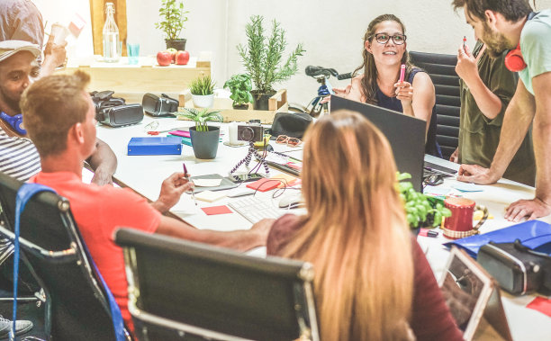 年轻同事在创业期间的团队交谈-快乐的人在创意共同工作办公室计划一个新项目-技术，企业家，营销和概念-专注于顶级女孩的脸图片下载