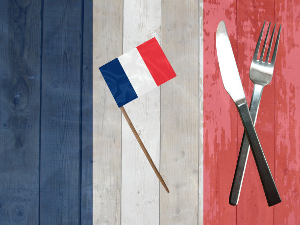 法国餐厅的桌子与法国国旗的颜色图片下载