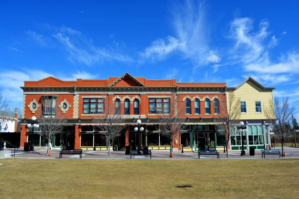 历史街区与生动的蓝天图片下载