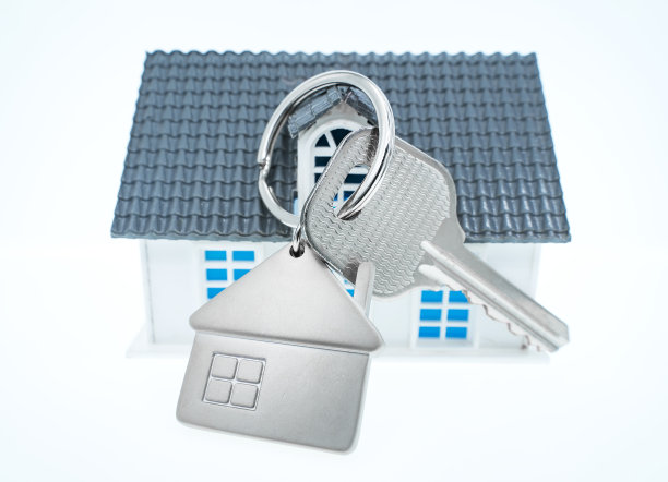 房子钥匙和钥匙链在白色的背景上图片下载