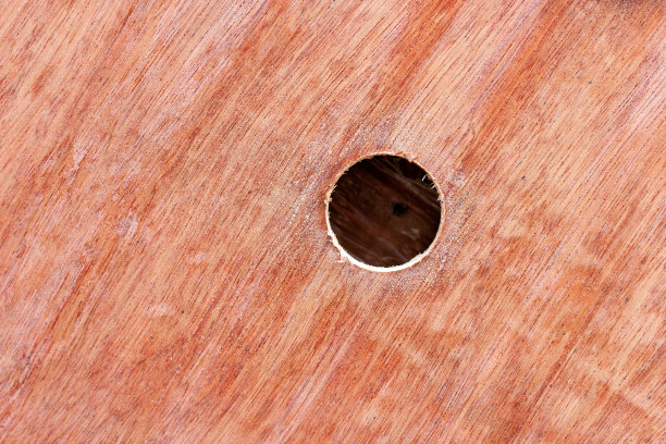 在包装箱胶合板的一侧打洞图片下载