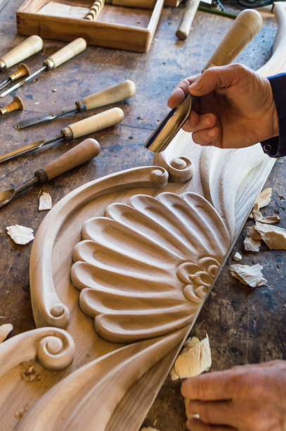 手工雕刻的木头。图片下载