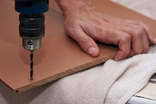 在木头上钻孔图片下载