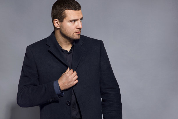 一个穿着深色外套和西装，没刮胡子的浅色男人图片下载