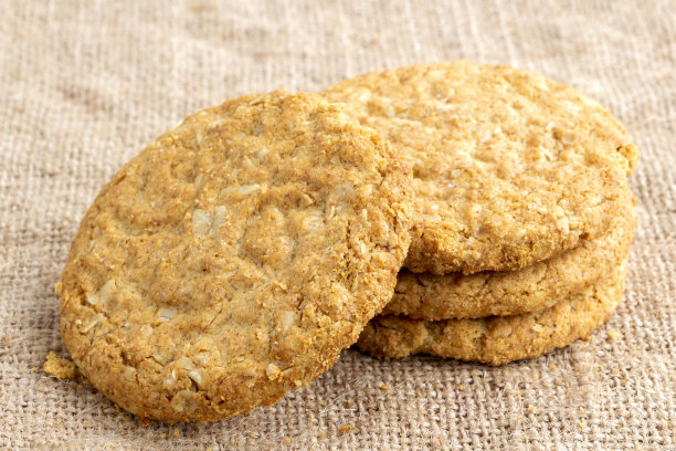 自制燕麦和全麦饼干孤立在棕色麻布背景。这是一种营养丰富的食物，含有蛋白质、纤维，不添加人工香料或色素。图片下载
