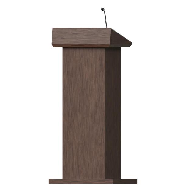 带麦克风的木制讲台图片下载