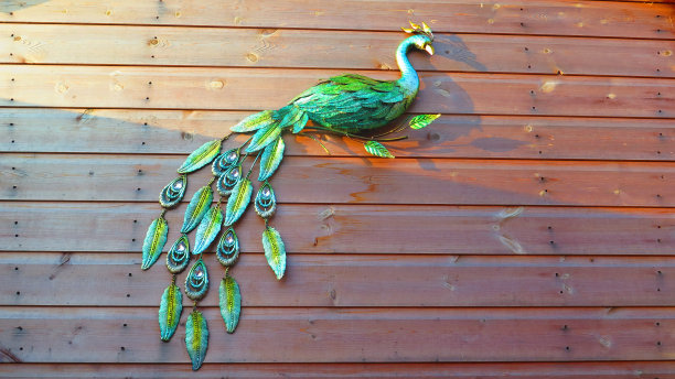 木棚背景上陶瓷孔雀的特写图片下载