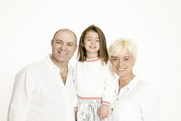 在白人背景下，快乐的年轻父亲，怀孕的母亲和女婴图片下载