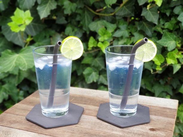 鸡尾酒中的陶瓷吸管图片下载