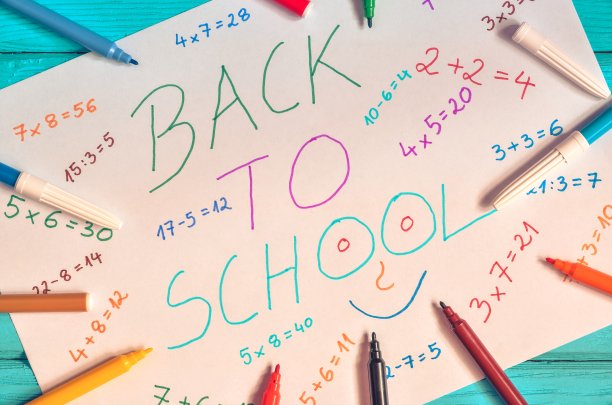 描绘儿童重返校园的创意构思。图片下载