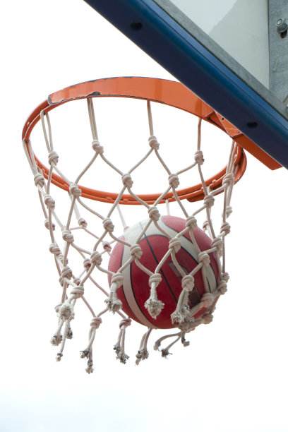 篮球胜利了，一个球在篮圈和篮网中运动模糊图片下载