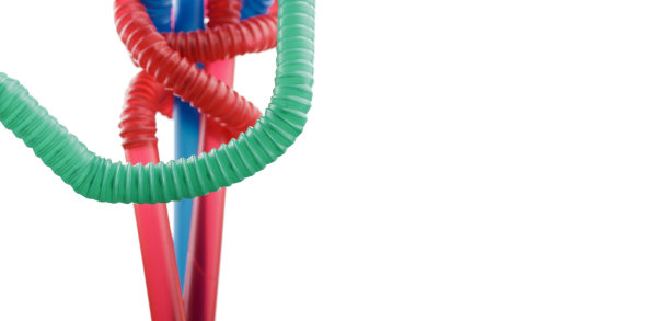 塑料吸管孤立在白色背景上。图片下载