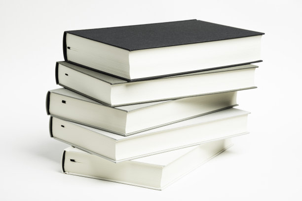 五本单色布装帧的白底书凌乱的堆叠图片下载