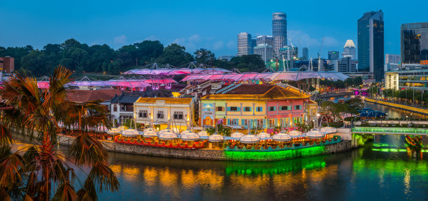 新加坡滨江餐馆在黄昏时照亮克拉克码头全景图片下载