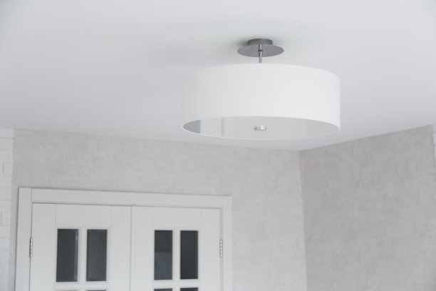 现代住宅室内悬挂的吊灯。图片下载