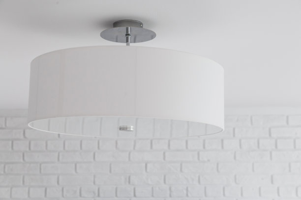 现代住宅室内悬挂的吊灯。图片下载