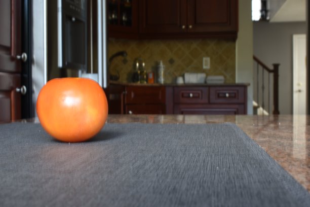 厨房桌子上的西红柿图片下载