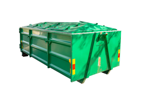 一个巨大的，金属的，绿色的垃圾容器和城市垃圾，孤立在白色背景和剪切路径。图片下载