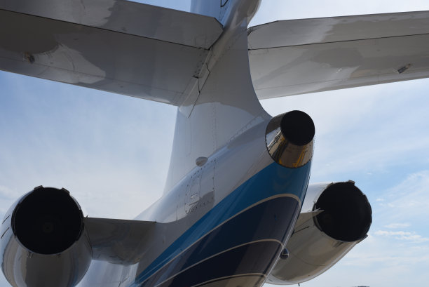 一个双引擎私人飞机尾翼的特写。图片下载