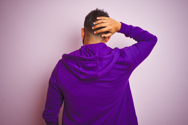 手扶头思考的年轻印度男人图片下载