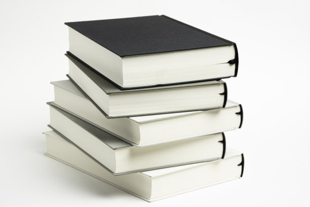 五本单色布装帧的白底书凌乱的堆叠图片下载