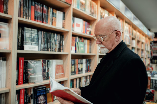 书店里的老人图片下载