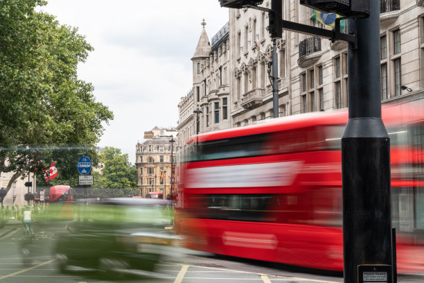 英国伦敦街头的红色双层巴士白天曝光照片图片下载