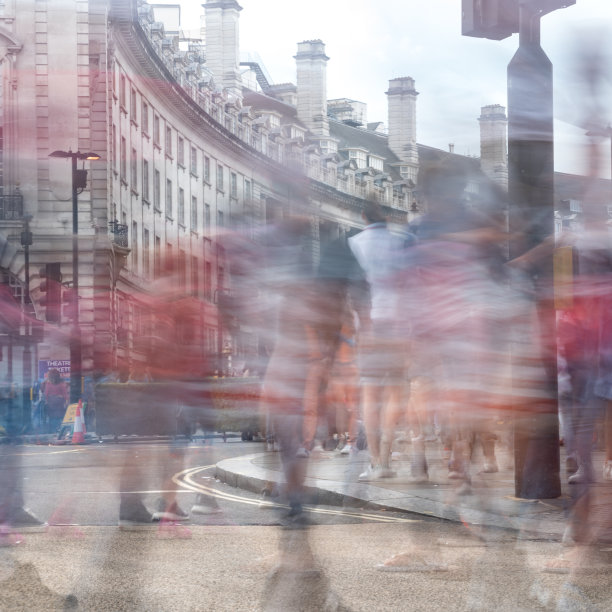 伦敦皮卡迪利广场上一大群行人过马路的长曝光照片图片下载
