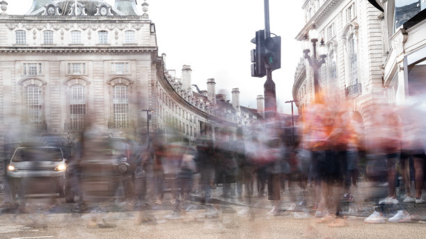 伦敦皮卡迪利广场上一大群行人过马路的长曝光照片图片下载