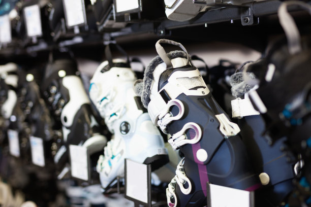 商店货架上有不同型号的高山滑雪靴图片下载