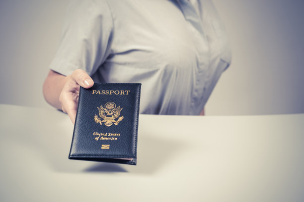机场的出入境和护照检查。持有美国公民美国护照的女性边境管制官。概念图片下载