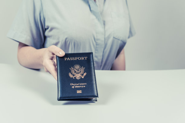 机场的出入境和护照检查。持有美国公民美国护照的女性边境管制官。概念图片下载