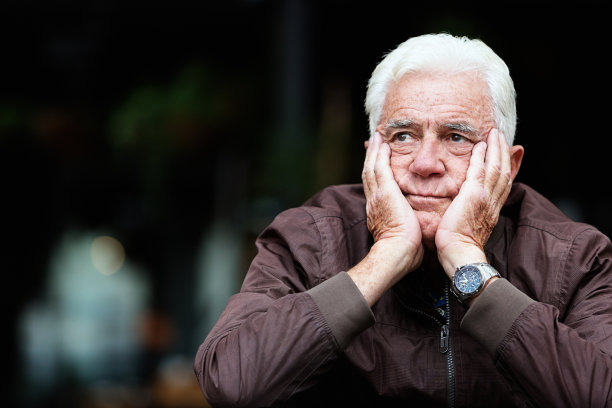 老人双手抱头，愁眉苦脸图片下载