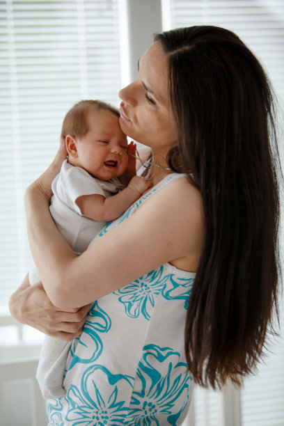 母亲在安慰她正在啼哭的新生女儿图片下载